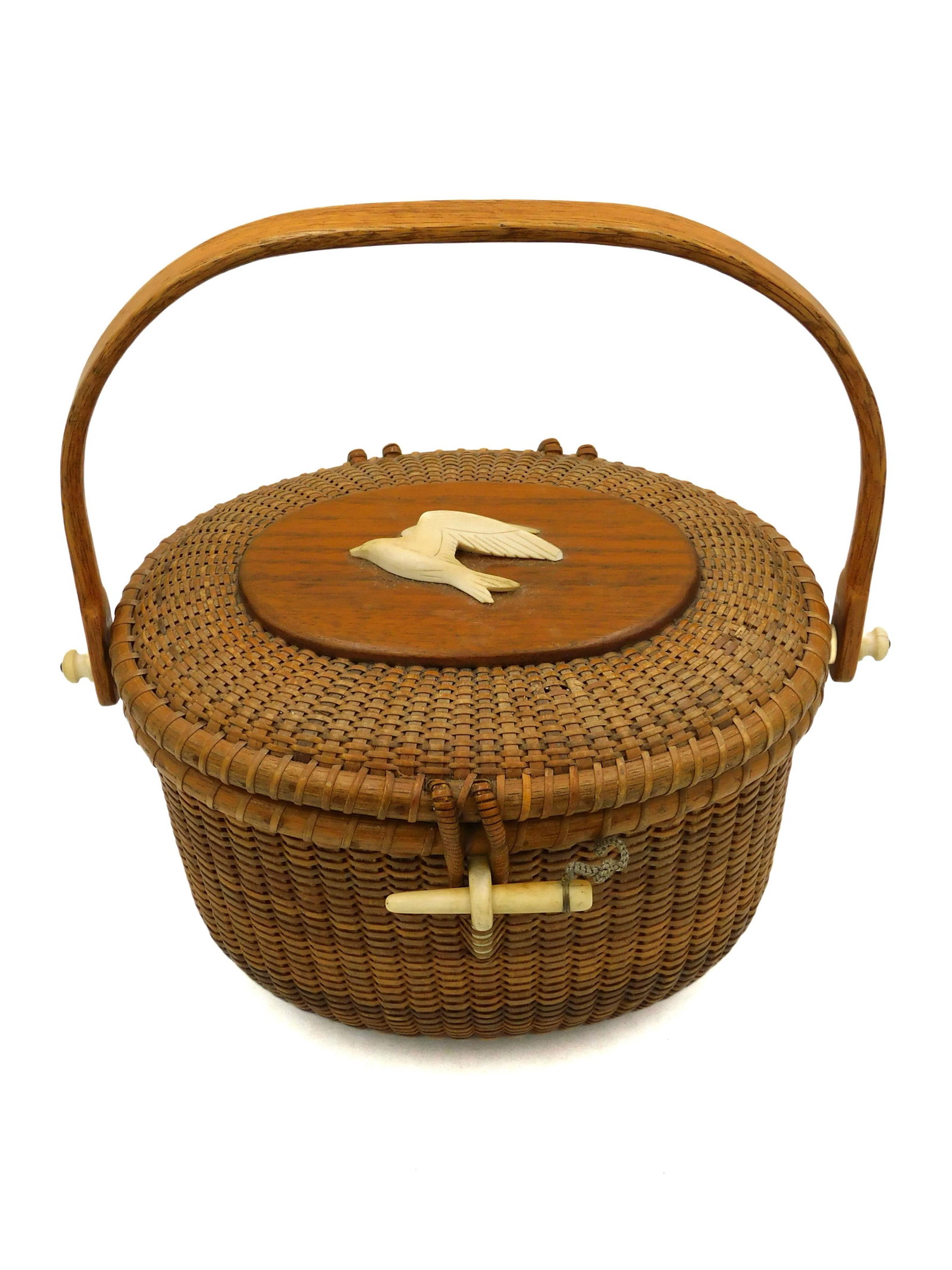 Nantucket Basket Friendship Purse By Stephen Gibbs: 20th C. Swing handle. Oval with carved seagull on lid. Signed on bottom "S. Gibbs Maker, Nantucket, MA". 6 1/4" high, with handle 11 3/4" high x 10 1/2" wide x 7 1/2" diameter. Shipping restriction: T