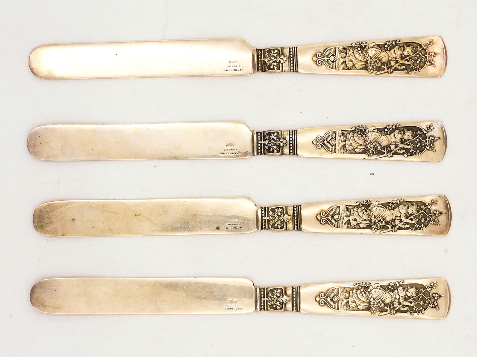 (4) Gorham Silver Fontainebleau Dinner Knives: 19th C. 8" long. Sterling handles and blades. 7.98 ozt. Provenance: William Savery family homestead, Carver, Massachusetts. Please note this lot must be paid for by cash, wire transfer or known check.
