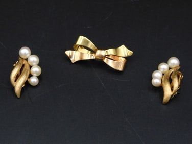 Pair of Gold Ear Clips with Two-Tone Pin