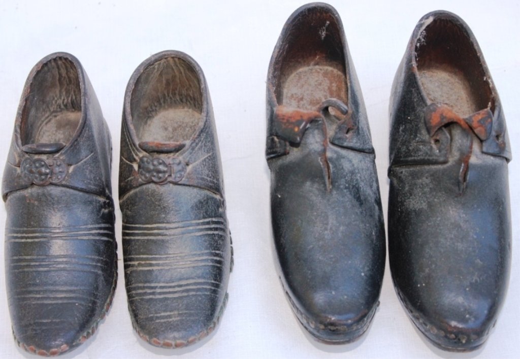 TWO PAIRS OF LEATHER AND WOOD CHILDREN'S SHOES: POSSIBLY 18TH C, 5" - 6" LONG.