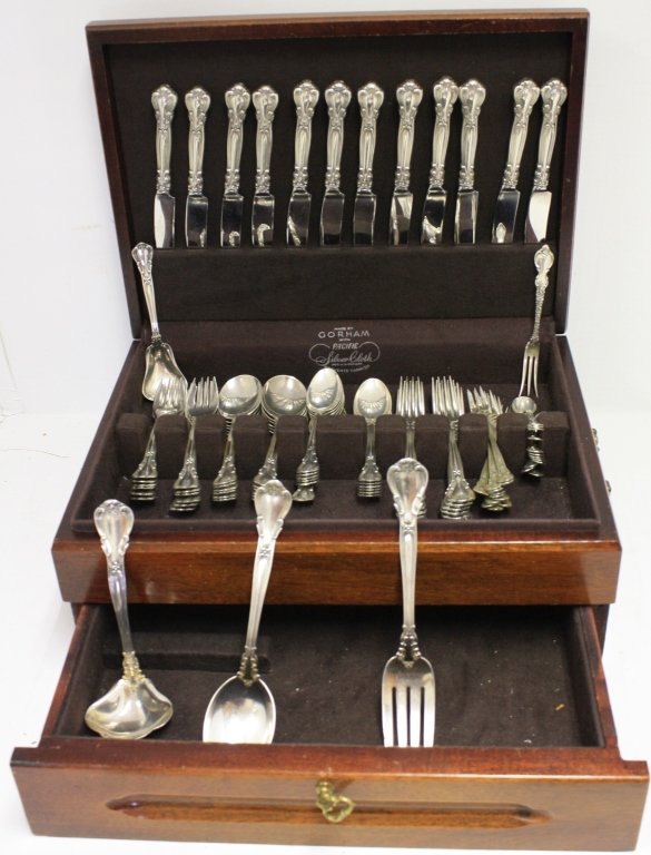 STERLING SILVER FLATWARE SET BY GORHAM IN THE: CHANTILLY PATTERN. SERVICE FOR 12 TO INCLUDE 5 3/4" TEASPOONS (1 TEASPOONS IS DAMAGED), 6 1/4" SOUP SPOONS, 7" DINNER FORKS, 6 1/2" SALAD FORKS, 9" DINNER KNIVES, 5 1/2" OYSTER FORKS, 4" DEMITASSE SPO