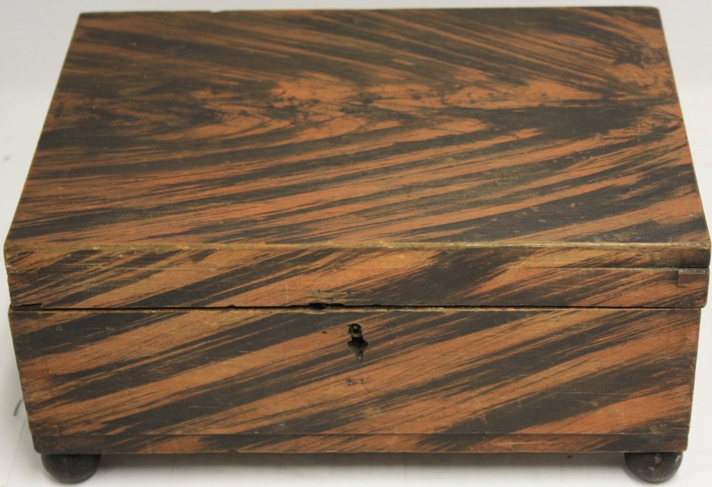 EARLY 19TH C DOVETAILED LIFT-TOP FOOTED BOX WITH: ORIGINAL GRAIN PAINTED DECORATION. 5" HIGH, 11" WIDE, 8" DEEP.
