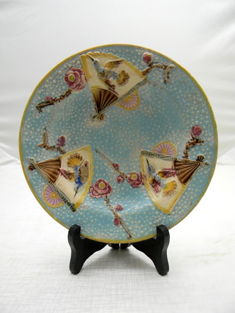 George Jones Fielding Bird Plate 8".: George Jones Fielding Bird Plate 8". There are a few chips and a hairline on this piece.