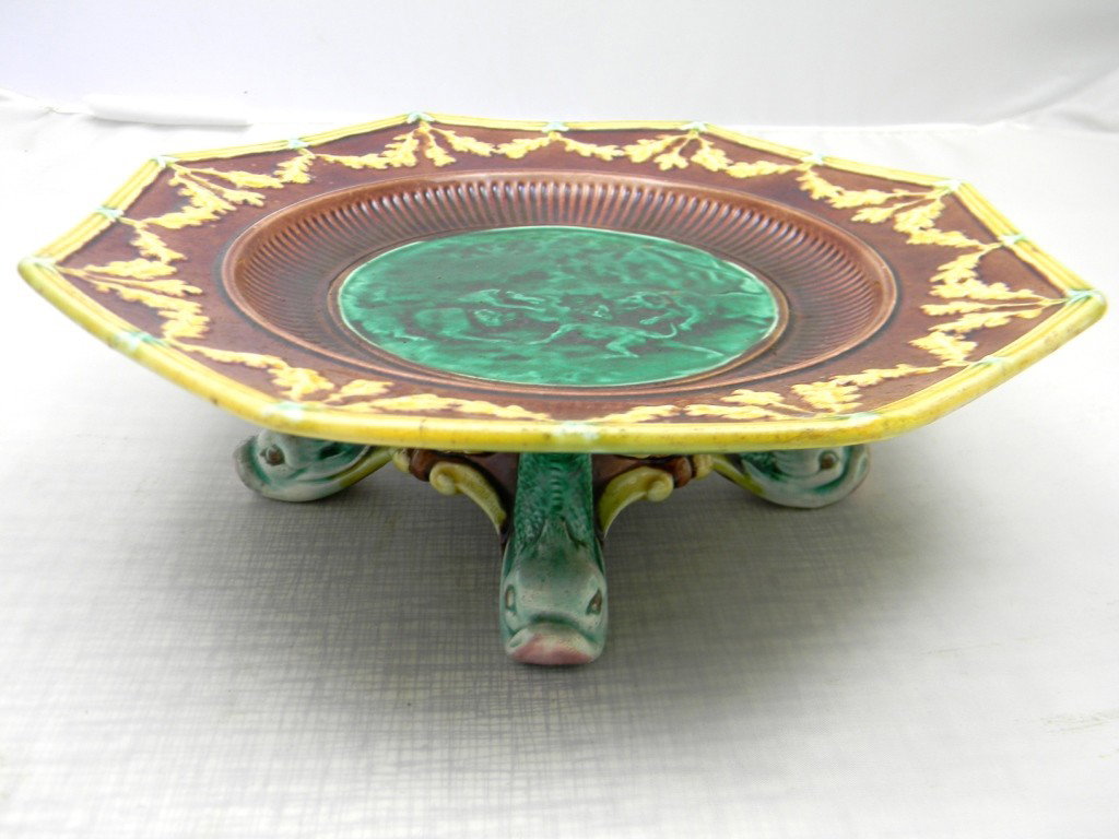 Wedgwood Dolphin Footed Cake Stand with Scenic Houn: Wedgwood Dolphin Footed Cake Stand with Scenic Hounds Center