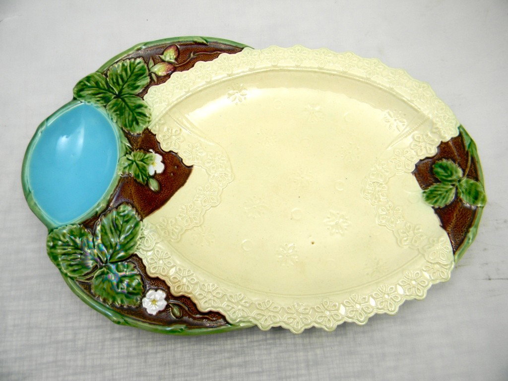 Minton Strawberry Server 11 3/4": Minton Strawberry Server 11 3/4"