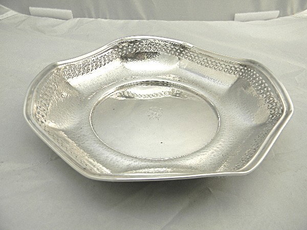 8 3/4" Black, Starr, & Frost Hammered Octagonal Bo: 8 3/4" Black, Starr, & Frost Hammered Octagonal Bowl with Reticulated Border 7.4ozt