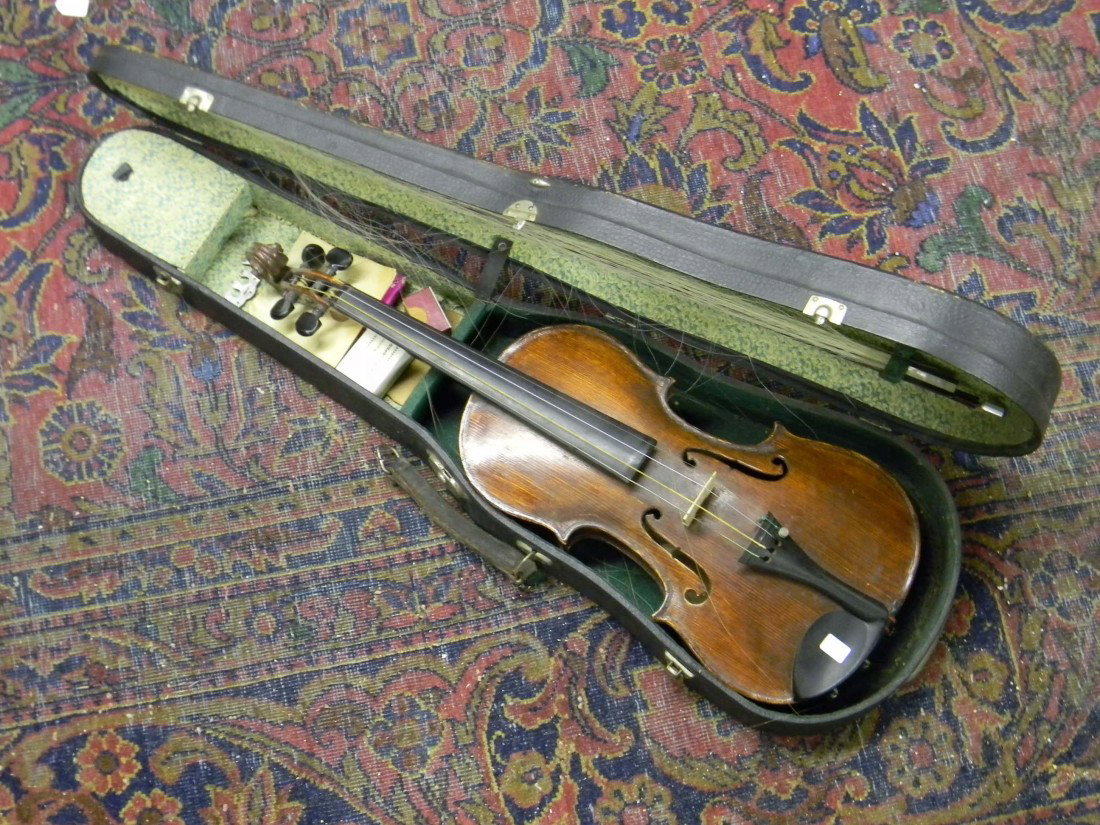 Violin in Case made by I.E. Pyle 1902 with two bow: Violin in Case made by I.E. Pyle 1902 with two bows