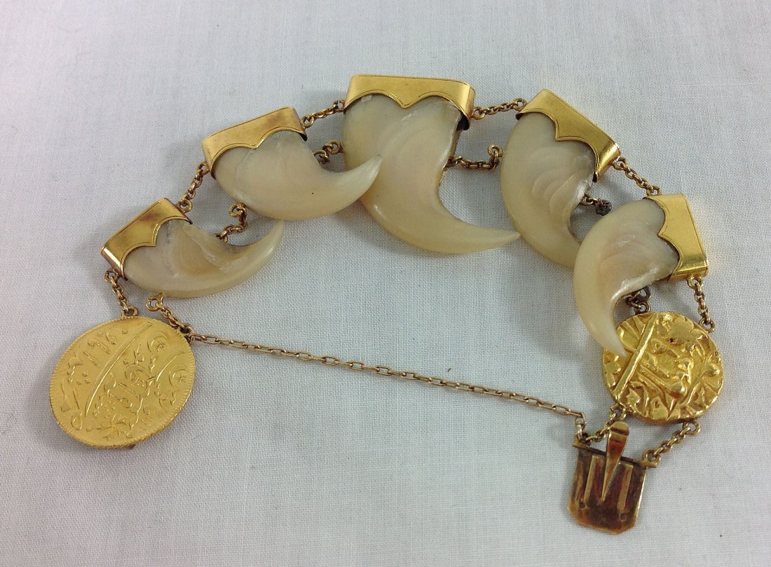 22KT MIDDLE EASTERNCLAW& COIN BRACELET[20.3dwt]: MIDDLE EASTERN CLAW AND COIN BRACELET20.3dwt