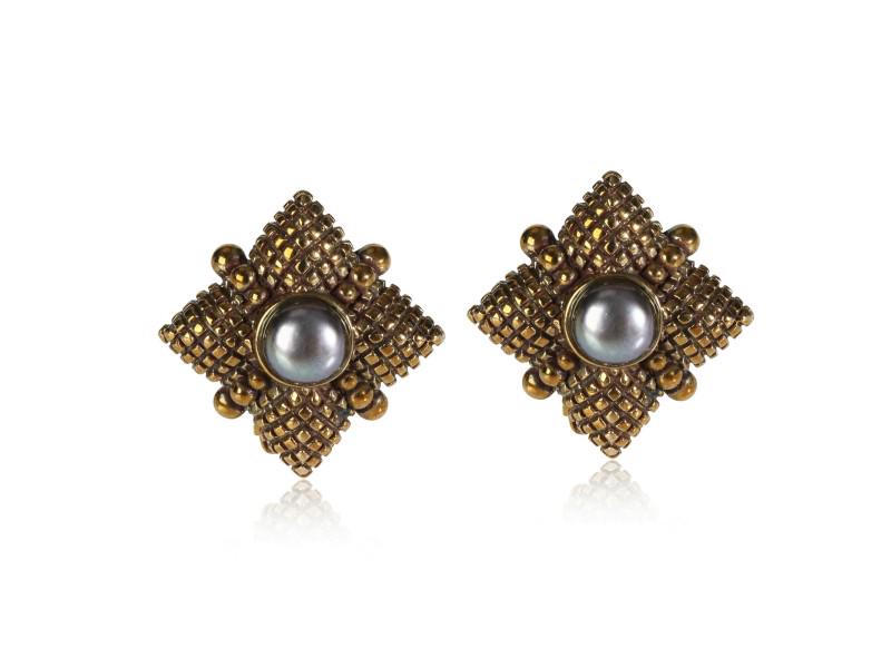 Stephen Dweck Grey Pearl Center Clip-On Earrings In: Stephen Dweck Grey Pearl Center Clip-On Earrings In Sterling Silver SKU: RBJ-265515358725-E Brand: Stephen Dweck Condition: Pre-Owned Model: 265515358725-E MORE DETAILSItem Specifics:Brand: Stephen Dw