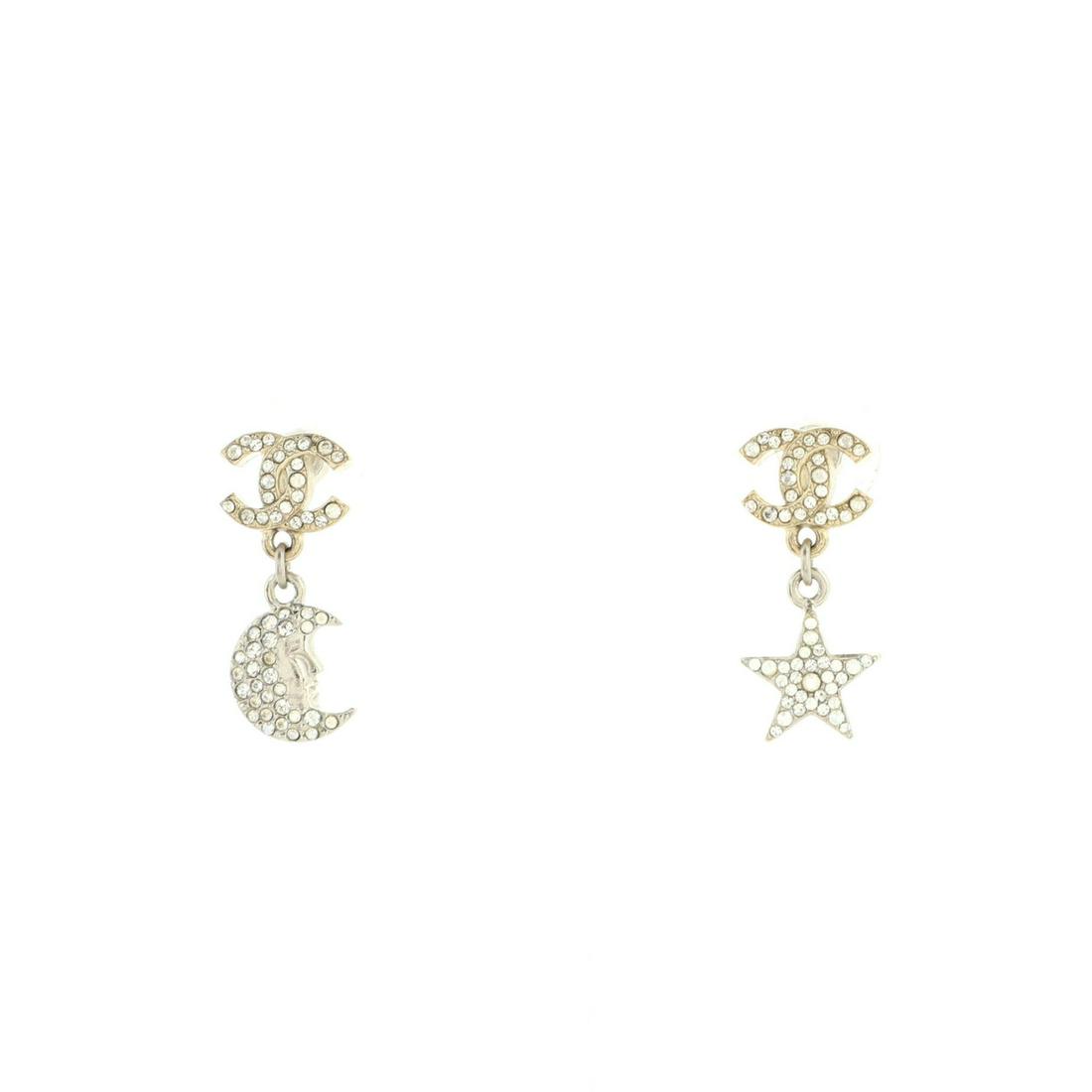 Chanel CC Moon Star Drop Earrings Metal with Crystals: Chanel CC Moon Star Drop Earrings Metal with Crystals Exterior Color: Gold Material: Crystal, Metal RBJ no: EG.CH.CACOS.MTS Item No: 153534/133 Brand Code: C18 V SIZE AND FIT: Height/Len