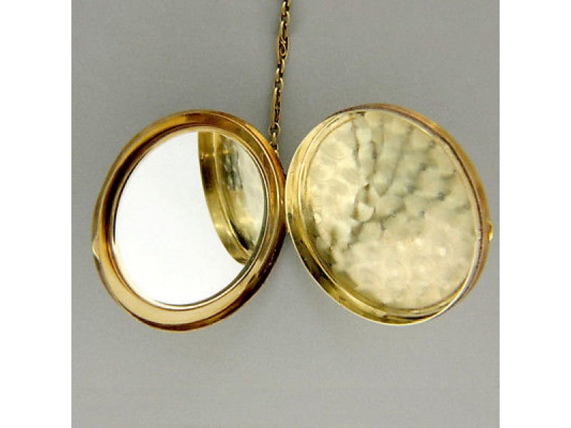 Victorian Ladies Small 2 Inch Compact Large Locket Or Pill Box 14k On A Chain: Victorian Ladies Small 2 Inch Compact Large Locket Or Pill Box 14k On A Chain Features: Gender: Womens Condition: Good Metal: Stone: Weight: SKU no: RBJ400-1-33-01C9A Condition: