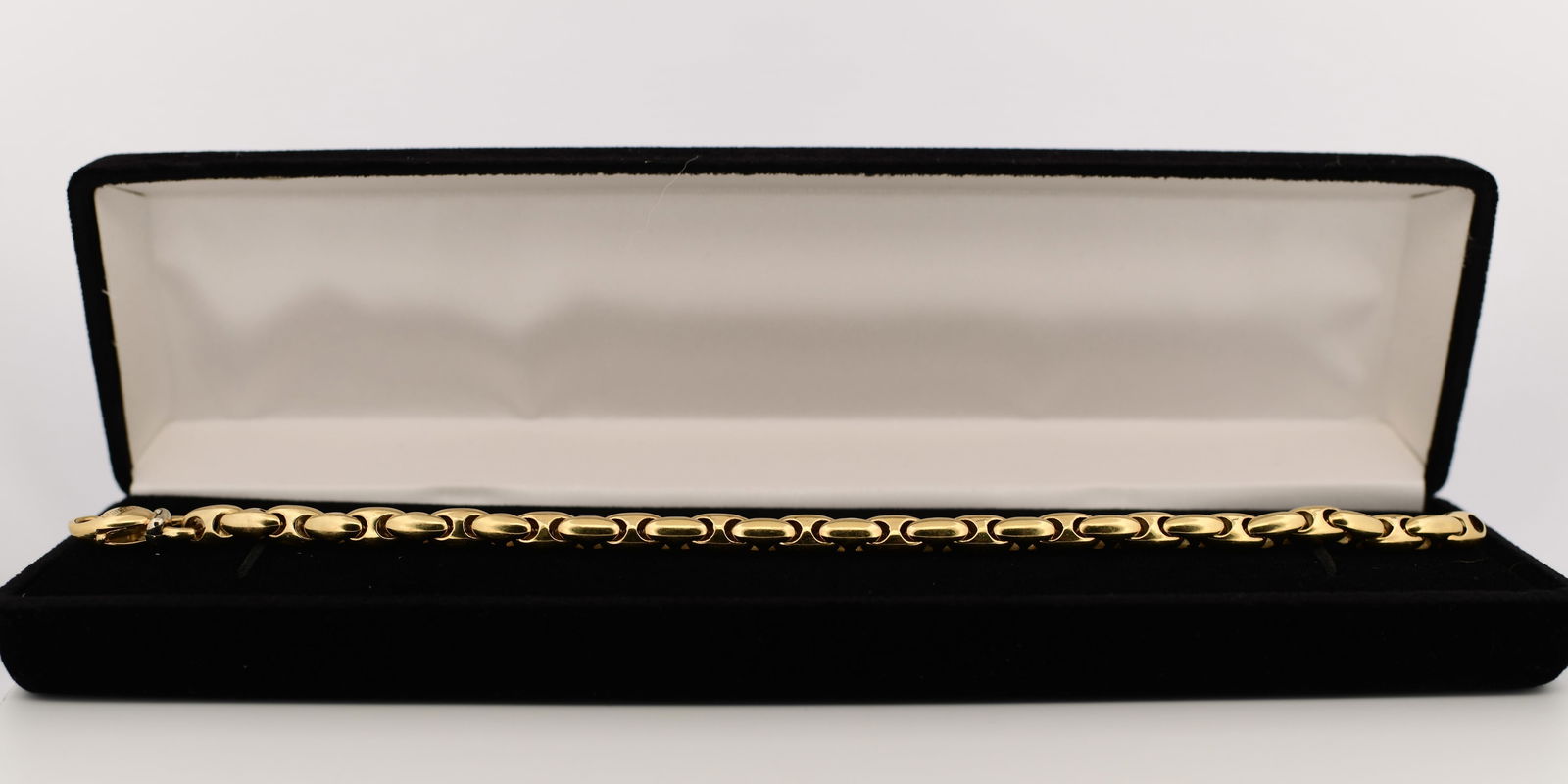 Chimento 18K Yellow Gold Link Bracelet: Chimento 18K Yellow Gold Link Bracelet Metal: Gold, 18k Gold, Yellow Gold Dimensions: Width: 0.23 in (5.7 mm) Length: 7.51 in (190.5 mm) Period: 20th Century Date of Manufacture: Unknown Condition: Go