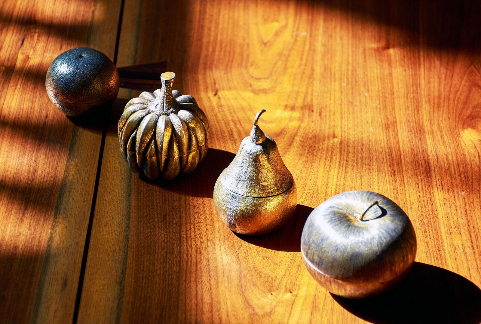 Janna Thomas de Velarde Tiffany and Co. Gilt Sterling Silver Apple Pill Box: Janna Thomas de Velarde Tiffany and Co. Gilt Sterling Silver Apple Pill Box Metal: Sterling Silver Weight: 8.36 t oz Dimensions: Height: 2.5 in (63.5 mm) Diameter: 3.125 in (79.38 mm) Style: Gilded Ag