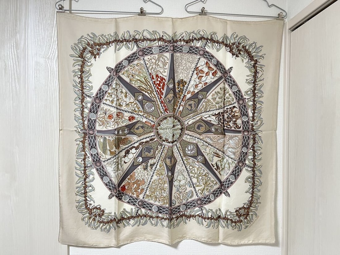 HERMES #5 Carre 90 AUXPAYSDESEPICES In: HERMES #5 Carre 90 AUXPAYSDESEPICES In the land of Condition: Pre-owned Brand: HERMES Country: Japan SN: MOR_TR_0913 Size: NA Size Type: Normal Style: NA Type: NA Materi