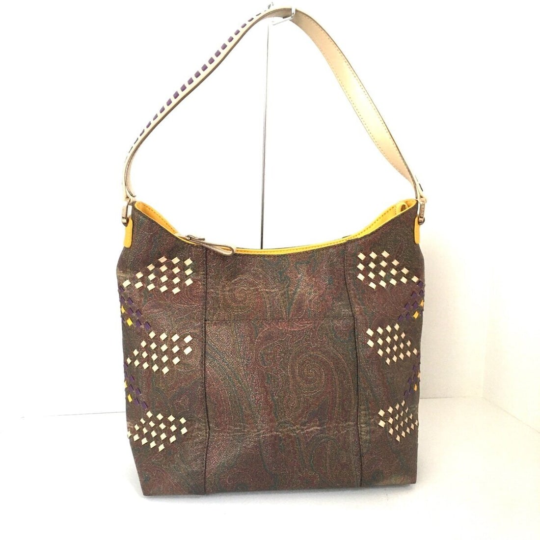 Auth ETRO - Bordeaux Beige Multi: Auth ETRO - Bordeaux Beige Multi PVC Leather Shoulder Bag Condition: Pre-owned Brand: ETRO Style: Shoulder Bag Exterior Color: Bordeaux, Beige, Multi Exterior Material: PVC, Leather Accessories: D