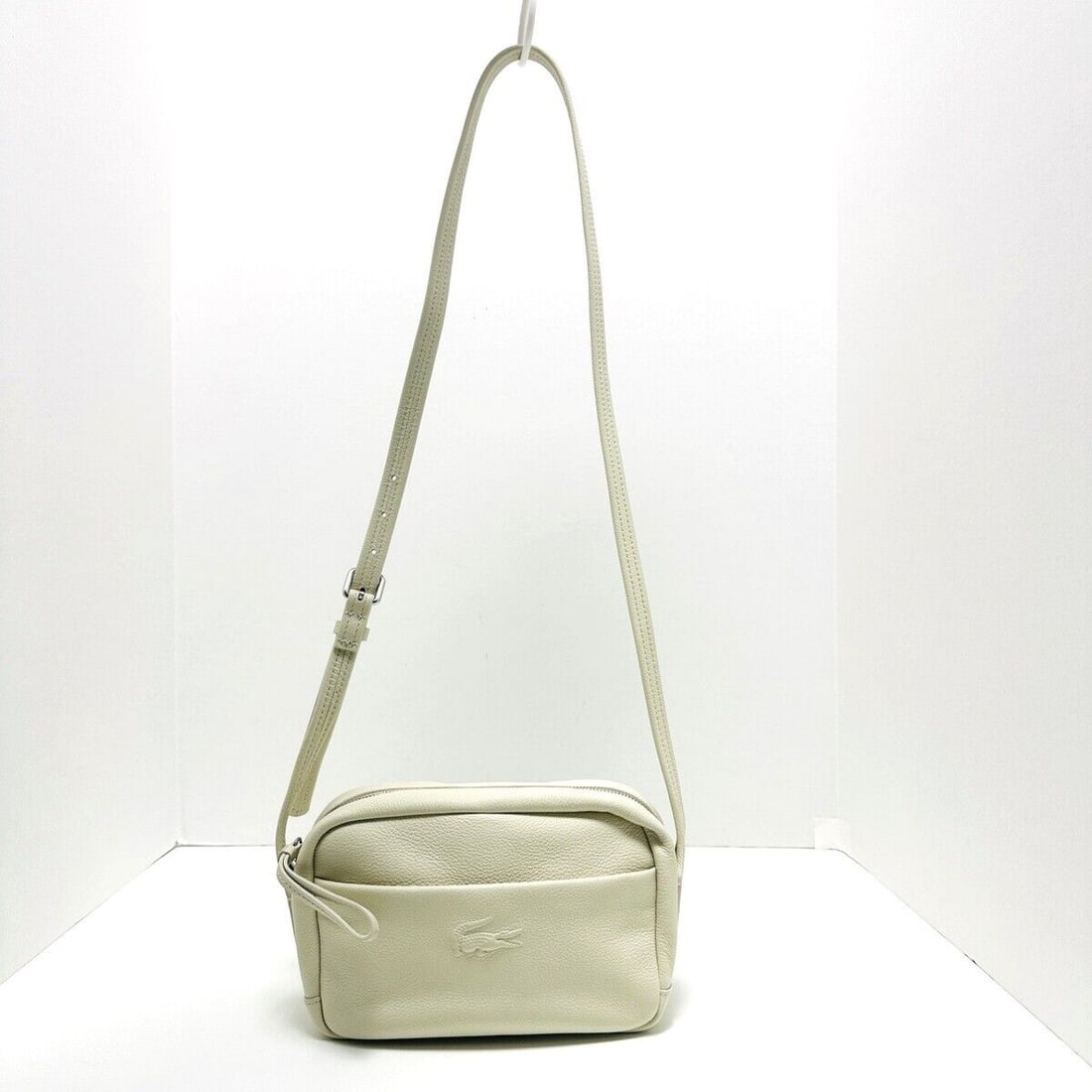 Auth Lacoste - Cream Leather Shoulder: Auth Lacoste - Cream Leather Shoulder Bag Condition: Pre-owned Brand: Lacoste Style: Shoulder Bag Exterior Color: Cream Exterior Material: Leather Accessories: Dust Bag ConditionRank: 6 <