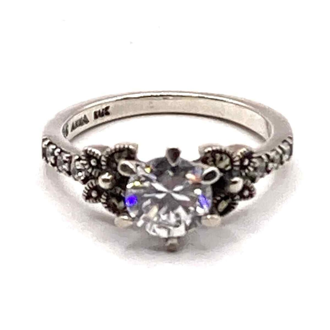 Auth ANNA SUI - Silver Clear: Auth ANNA SUI - Silver Clear Zirconia Ring #4 Condition: Pre-owned Brand: ANNA SUI Style: Ring Color: Silver, Clear Material: Silver, Zirconia Accessories: Case Note: This will be shipped