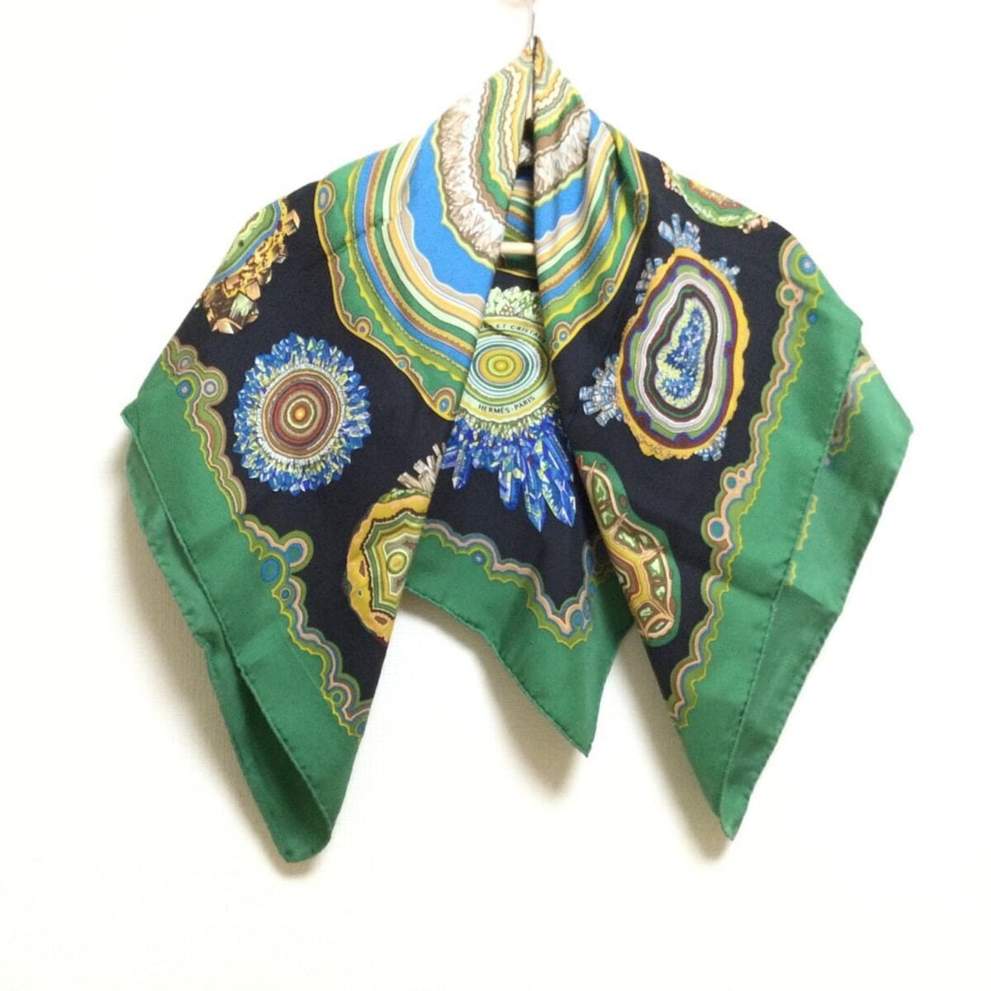 Auth HERMES Carre 90 - Green: Auth HERMES Carre 90 - Green Black Multi Scarf Condition: Pre-owned Brand: HERMES Style: Scarf Color: Green, Black, Multi Product Name: Carre 90 ConditionRank: 6+ Type: Scarf <b
