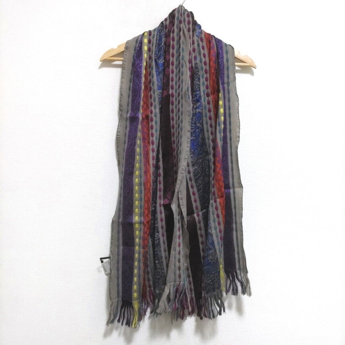 Auth ETRO - Beige Purple Multi: Auth ETRO - Beige Purple Multi Wool Scarf Condition: Pre-owned Brand: ETRO Style: Scarf Color: Beige, Purple, Multi Material: Wool Accessories: None ConditionRank: 7 Type: Scarf