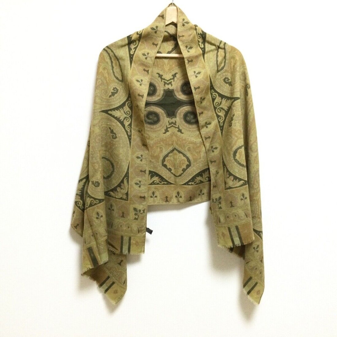 Auth ETRO - Khaki Red Multi: Auth ETRO - Khaki Red Multi Wool Silk Scarf Condition: Pre-owned Brand: ETRO Style: Scarf Color: Khaki, Red, Multi Material: Wool, Silk ConditionRank: 6 Type: Scarf SKU