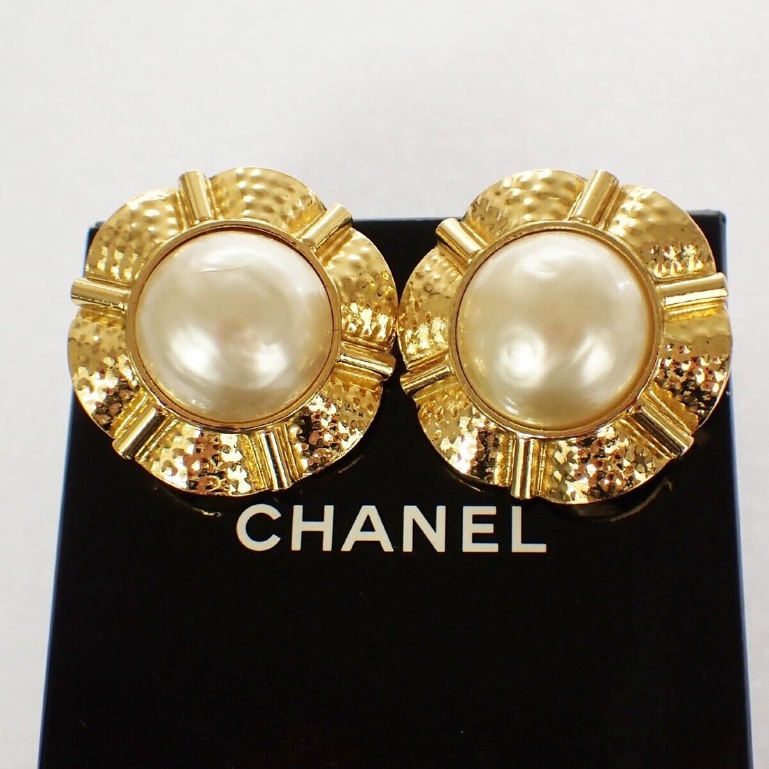 CHANEL CC Logo Round Button Earrings: CHANEL CC Logo Round Button Earrings 25 Clip-On Imitation Pearl Gold 31GA593 Condition: Pre-owned Seller Notes: ?GOOD CONDITION!!? Shape: Round Closure: Clip-On Color: Gold Metal: Gold-plated