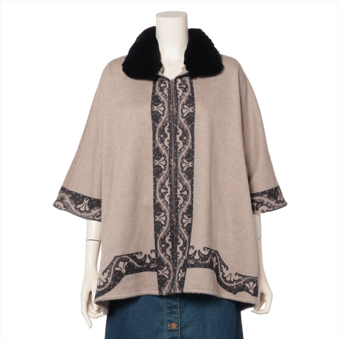 Etro Wool & Cashmere Knit jacket: Etro Wool & Cashmere Knit jacket No size notation Ladies Black x Beige 212-152 Condition: Pre-owned Seller Notes: ?Very Good : Pre-Owned with minor stains and/or scratches. A3131253? Style: outer Oute