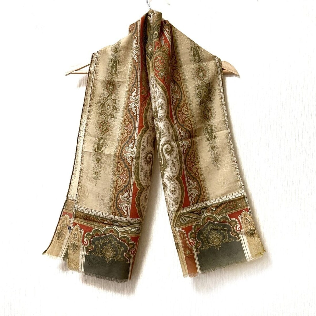 Auth ETRO - Beige Red Multi: Auth ETRO - Beige Red Multi Wool Silk Scarf Condition: Pre-owned Brand: ETRO Style: Scarf Color: Beige, Red, Multi Material: Wool, Silk Accessories: None ConditionRank: 6 Type: S