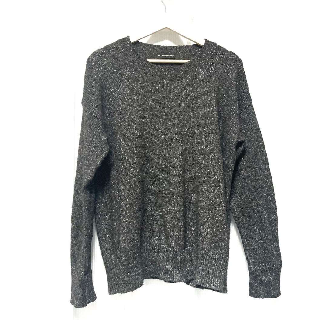 Auth ETRO - Dark Gray Womens: Auth ETRO - Dark Gray Womens Sweater Condition: Pre-owned Brand: ETRO Style: Sweater Color: Dark Gray Material: Please see the photo of the quality tag Accessories: None ConditionRank: 6
