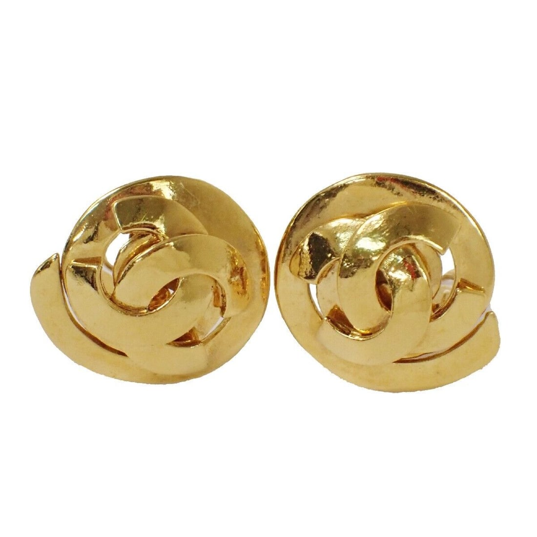 CHANEL CC Logo Round Button Earrings: CHANEL CC Logo Round Button Earrings 95P Clip-On GHW France Vintage 83YD183 Condition: Pre-owned Detail Notes: ?GOOD CONDITION? Shape: Round Closure: Clip-On Color: Gold Material: Gold-Plated