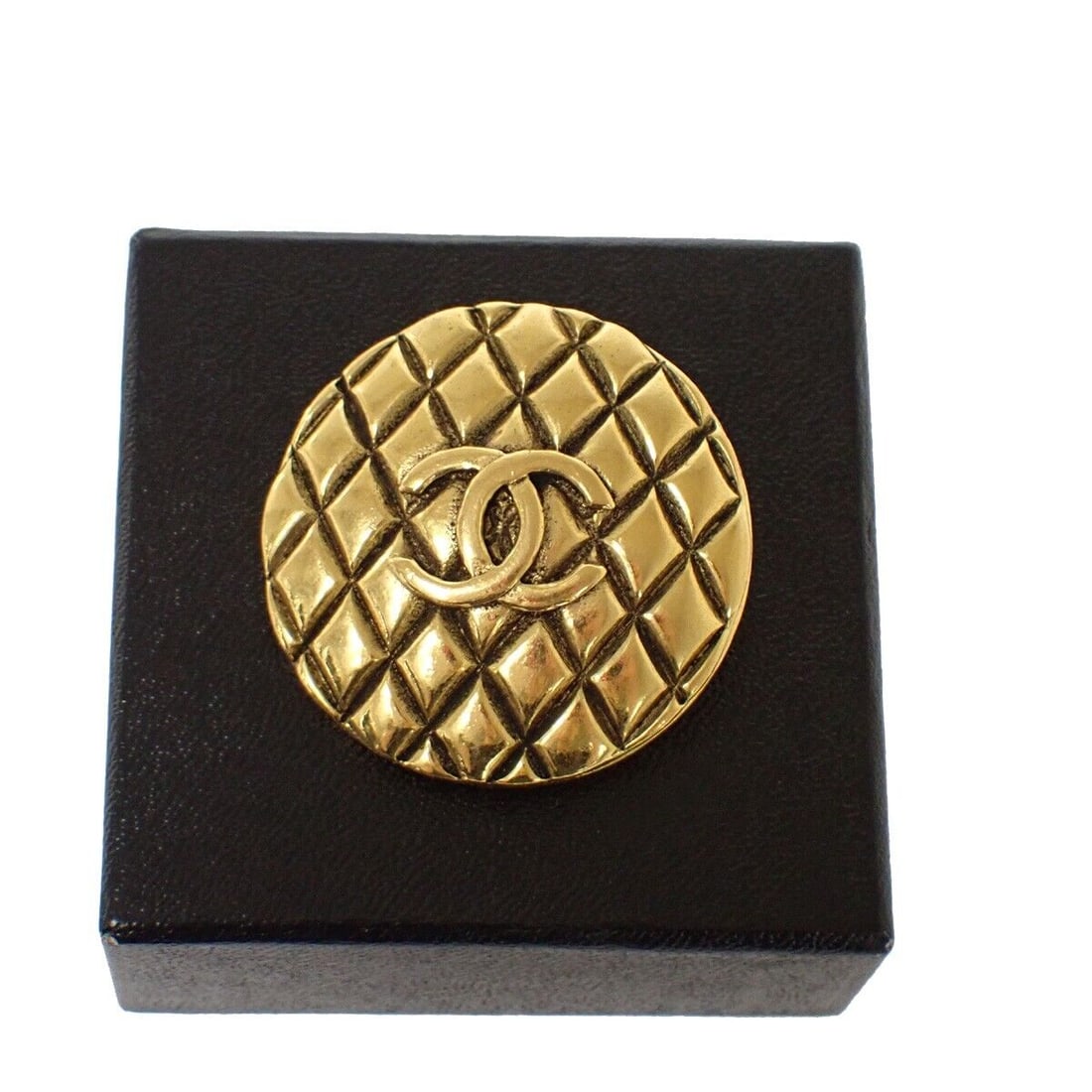 CHANEL CC Logo Round Pin Brooch: CHANEL CC Logo Round Pin Brooch 25 GHW Accessory Vintage Accessory 85YD157 Condition: Pre-owned Brand: CHANEL Type: Brooch Shape: Round Metal Purity: Unknown Color: Gold Base Metal: Gold-