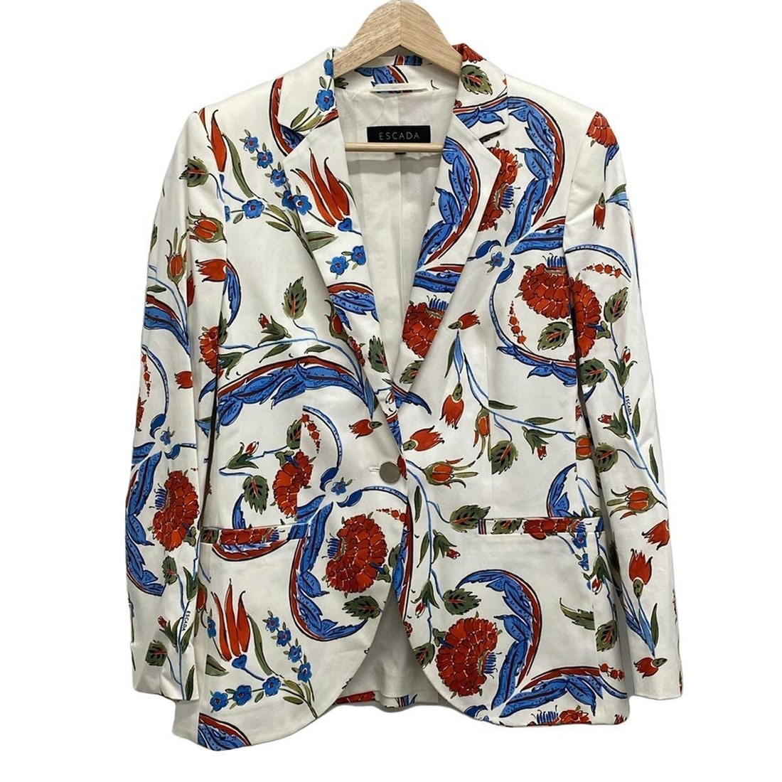 Auth ESCADA - White Red Multi: Auth ESCADA - White Red Multi Jacket Condition: Pre-owned Brand: ESCADA Style: Jacket Color: White, Red, Multi Outer Shell Material: Please see the photo of the quality tag ConditionRank: 8 <b