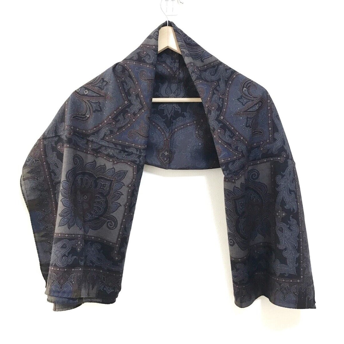 Auth ETRO - Navy Bordeaux Multi: Auth ETRO - Navy Bordeaux Multi Wool Silk Scarf Condition: Pre-owned Brand: ETRO Style: Scarf Color: Navy, Bordeaux, Multi Material: Wool, Silk ConditionRank: 7 Type: Scarf