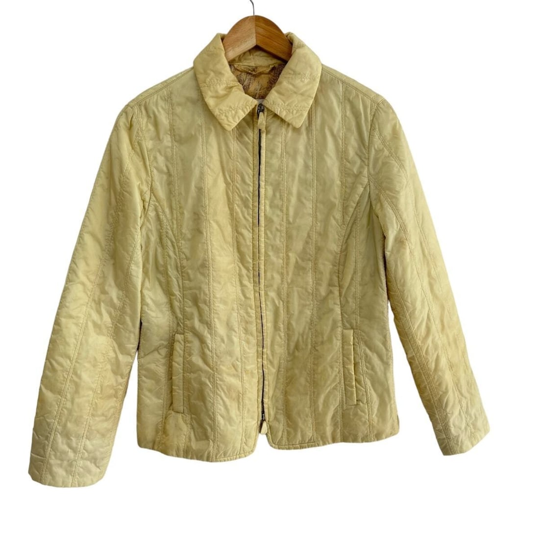 Auth HERNO - White Lightweight Jacket: Auth HERNO - White Lightweight Jacket Condition: Pre-owned Brand: HERNO Style: Lightweight Jacket Color: White Outer Shell Material: Please see the photo of the quality tag ConditionRank: 6+ <