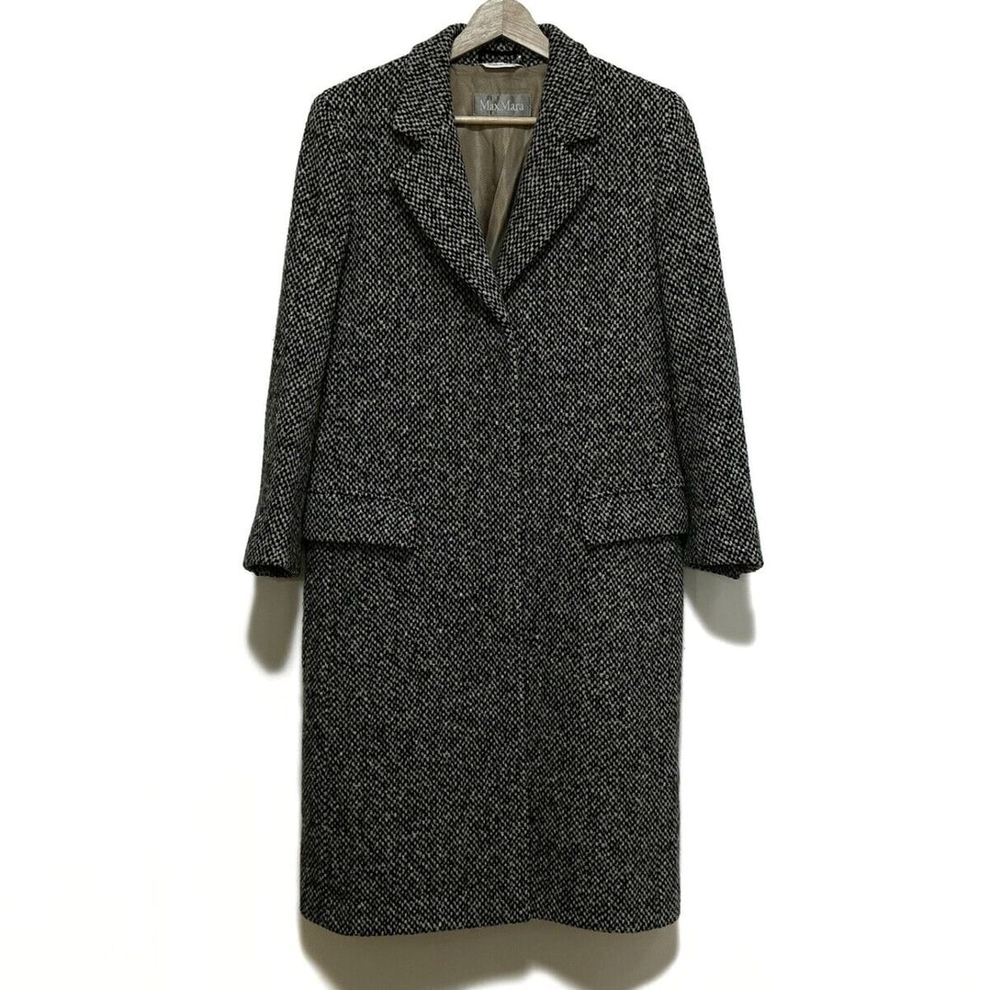 Auth Max Mara - Black Cream: Auth Max Mara - Black Cream Coat Condition: Pre-owned Brand: Max Mara Style: Coat Color: Black, Cream Outer Shell Material: Please see the photo of the quality tag ConditionRank: 6+ Depar