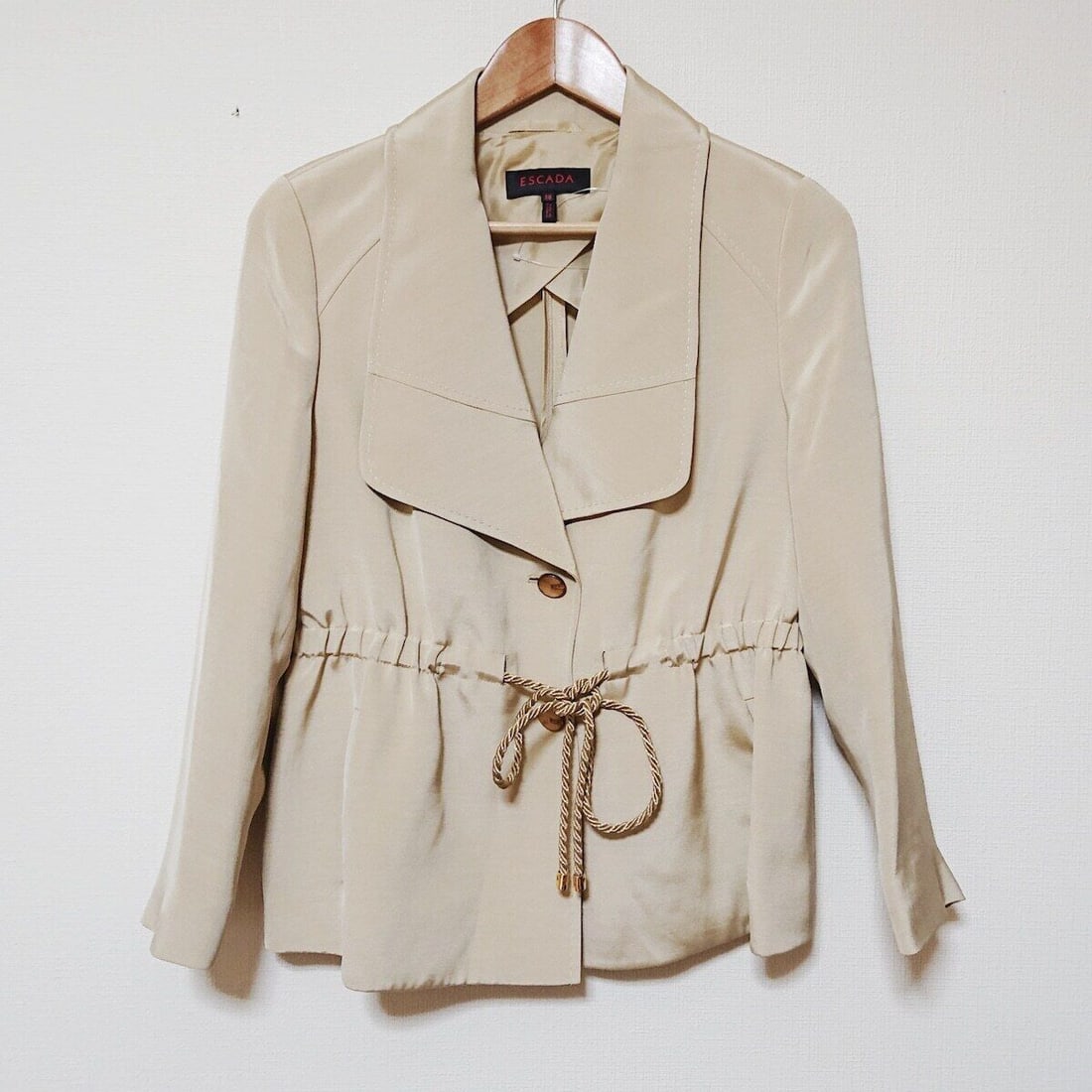 Auth ESCADA - Beige Jacket: Auth ESCADA - Beige Jacket Condition: Pre-owned Brand: ESCADA Style: Jacket Color: Beige Outer Shell Material: Please see the photo of the quality tag ConditionRank: 6 Department: Womens