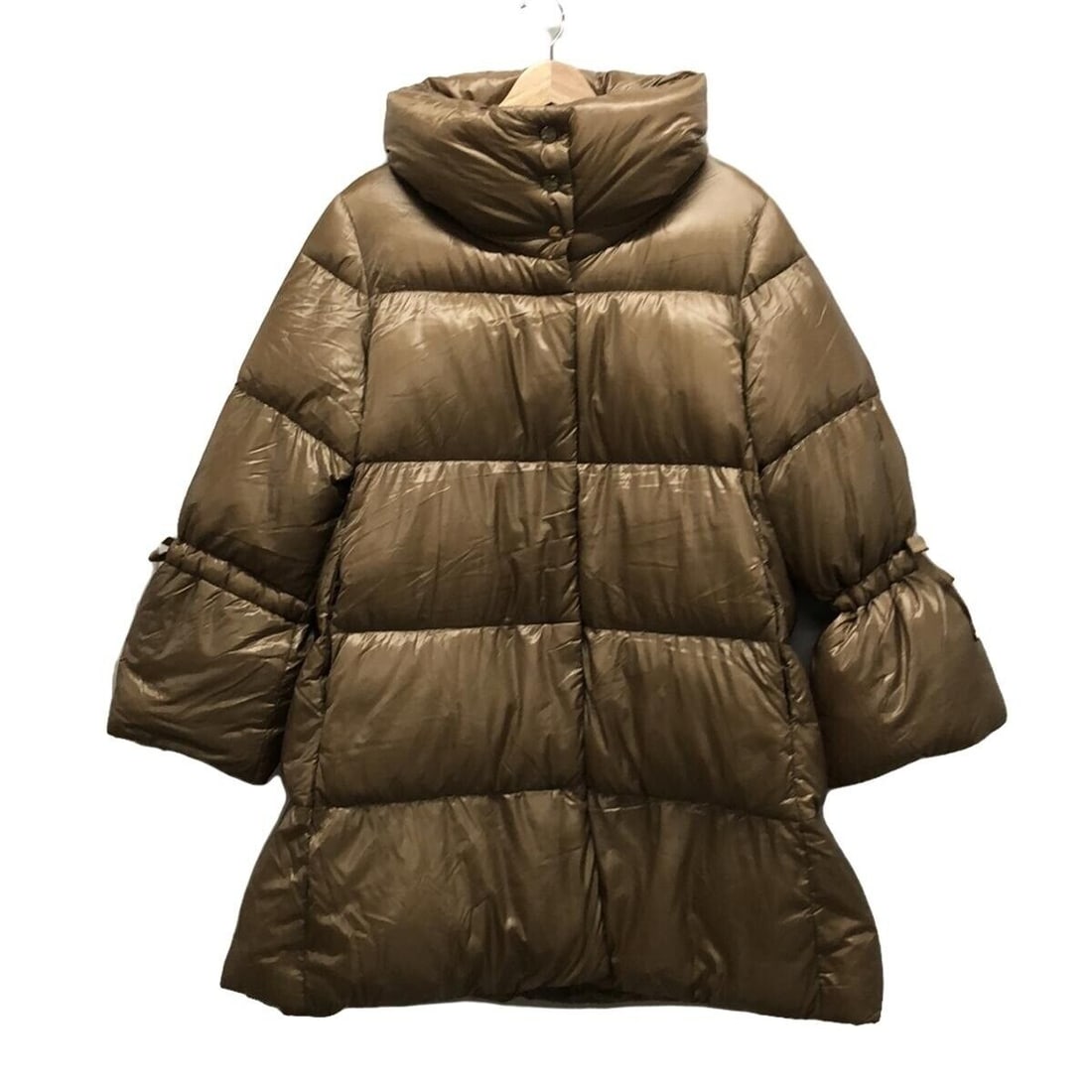 Auth HERNO - Beige Down Coat: Auth HERNO - Beige Down Coat Condition: Pre-owned Brand: HERNO Style: Down Coat Color: Beige Outer Shell Material: Please see the photo of the quality tag ConditionRank: 6+ Department: Wo