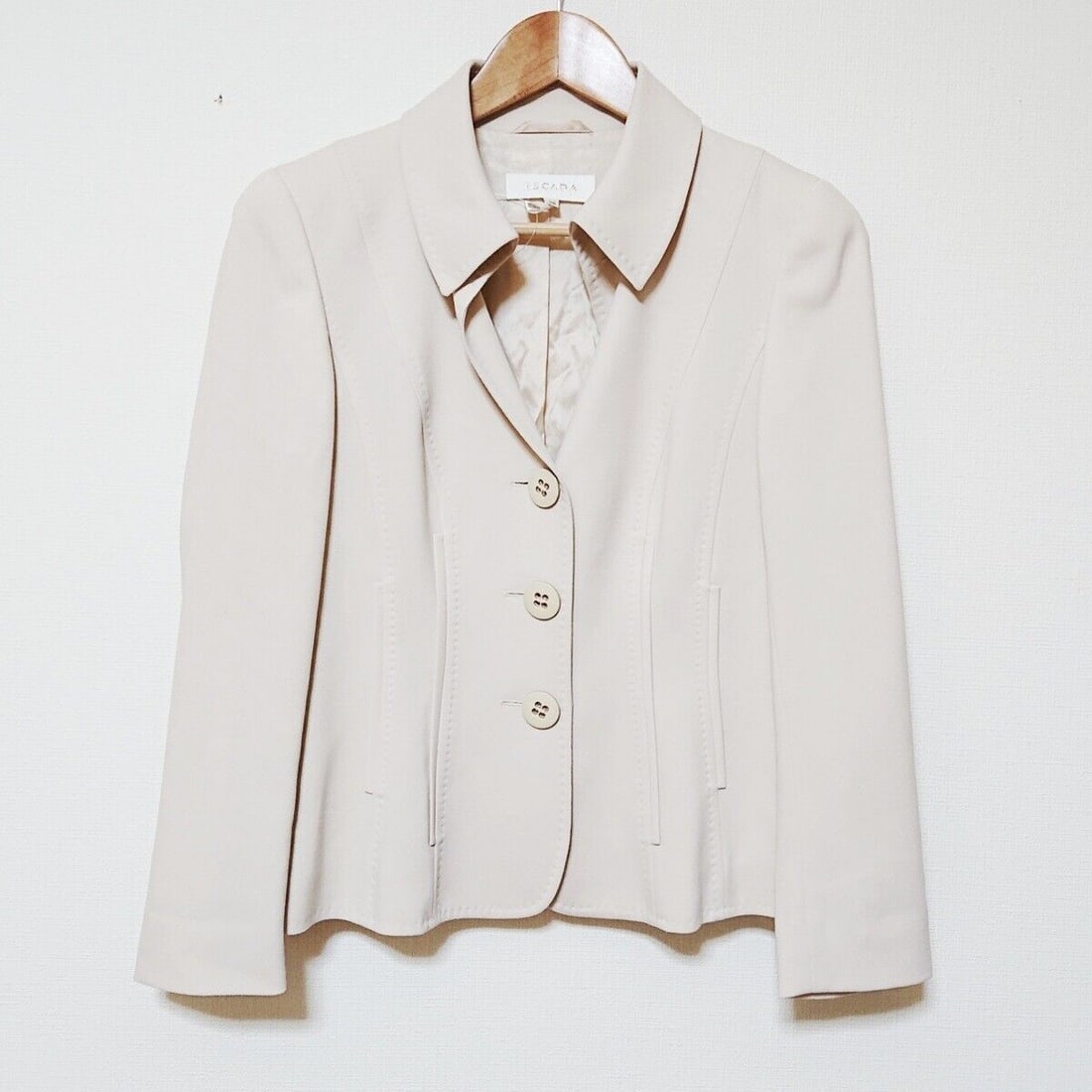 Auth ESCADA - Beige Jacket: Auth ESCADA - Beige Jacket Condition: Pre-owned Brand: ESCADA Style: Jacket Color: Beige Outer Shell Material: Please see the photo of the quality tag ConditionRank: 6 Department: Womens