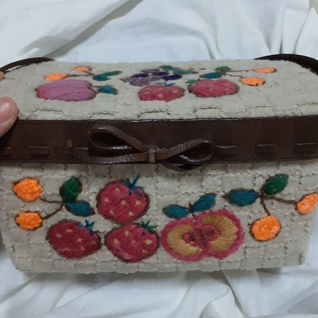 Anna Sui Fruit Embroidered Box Bag: Anna Sui Fruit Embroidered Box Bag Basket Emikyu Beige Used Condition: Pre-owned Important Notes: ?Size length 14, width 25, width about 13 cm.No noticeable scratches or stains on the outside. The ...
