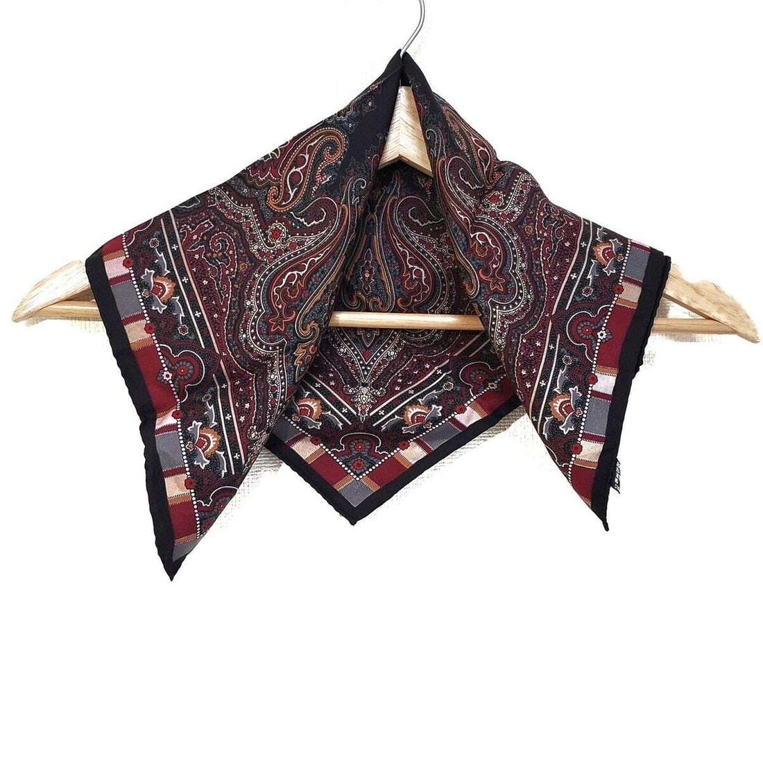 Auth ETRO - Black Bordeaux Multi: Auth ETRO - Black Bordeaux Multi Scarf Condition: Pre-owned Brand: ETRO Style: Scarf Color: Black, Bordeaux, Multi ConditionRank: 7 Type: Scarf SKU no: RBJ326323387393