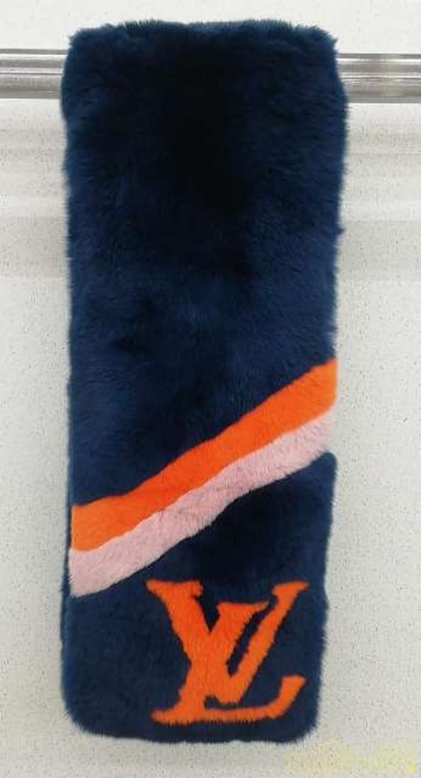 LOUIS VUITTON fur fleece muffler: LOUIS VUITTON fur fleece muffler Condition: Pre-owned Brand: LOUIS VUITTON Country: Japan SN: MOR_0820 Size: NA Size Type: Normal Style: NA Type: NA Material: NA <br