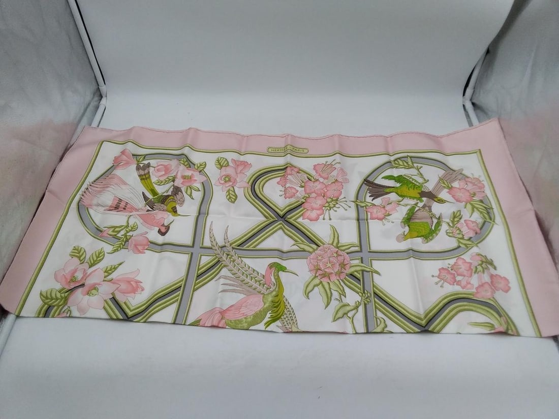 HERMES Scarf Kare90: HERMES Scarf Kare90 Condition: Pre-owned Brand: HERMES Country: Japan SN: MOR_0820 Size: NA Size Type: Normal Style: NA Type: NA Material: NA Department: Women