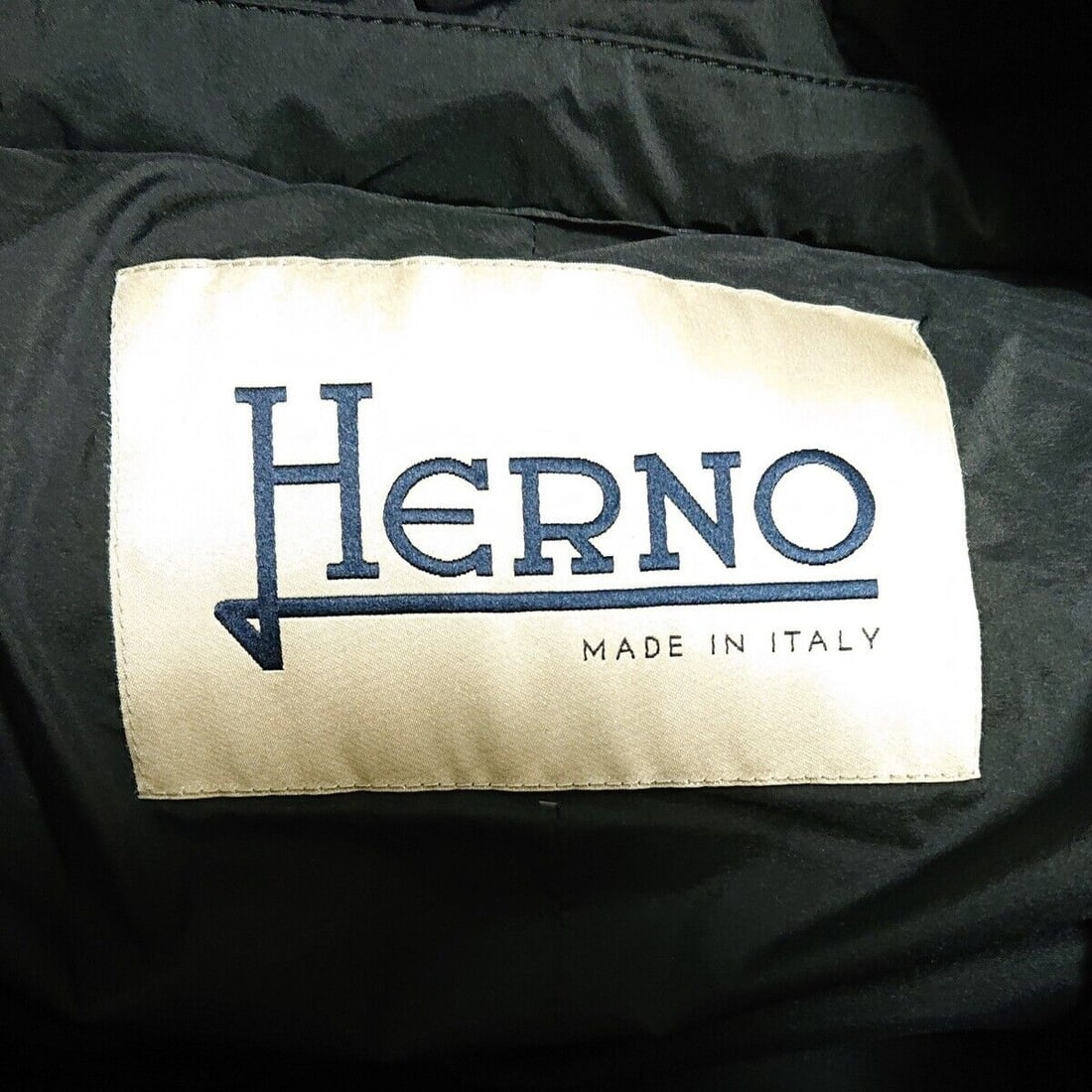 Auth HERNO Black Down Coat: Auth HERNO Black Down Coat Condition: Pre-owned Brand: HERNO Style: Down Coat Color: Black Outer Shell Material: Please see the photo of the quality tag ConditionRank: 6 Department: <