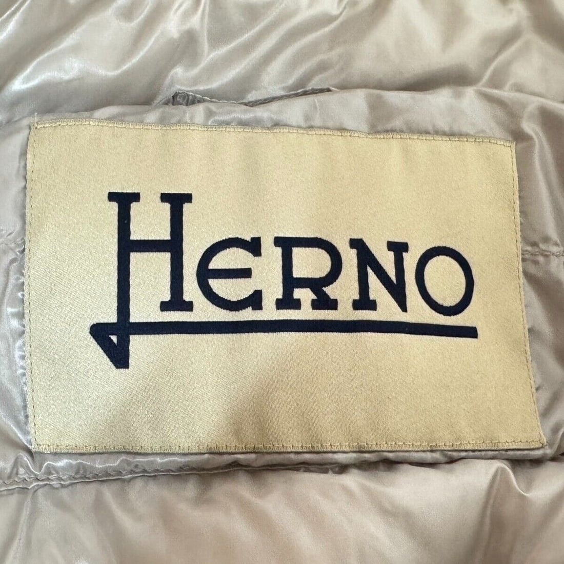 Auth HERNO - PI0457D--12017-9402 Gray Down: Auth HERNO - PI0457D--12017-9402 Gray Down Jacket Condition: Pre-owned Brand: HERNO Style: Down Jacket Color: Gray Outer Shell Material: Please see the photo of the quality tag Model Number: PI045