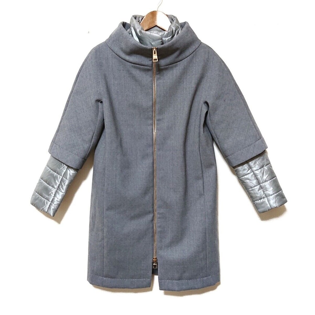 Auth HERNO - Gray Light gray: Auth HERNO - Gray Light gray Coat Condition: Pre-owned Brand: HERNO Style: Coat Color: Gray, Light gray Outer Shell Material: Please see the photo of the quality tag ConditionRank: 6 Depa