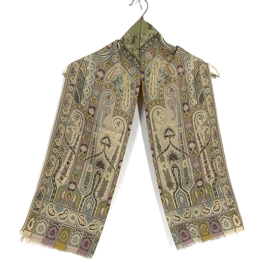 Auth ETRO Beige Multi Wool Silk: Auth ETRO Beige Multi Wool Silk Scarf Condition: Pre-owned Brand: ETRO Style: Scarf Color: Beige, Multi Material: Wool, Silk ConditionRank: 6 Type: Scarf SKU no: RBJ226