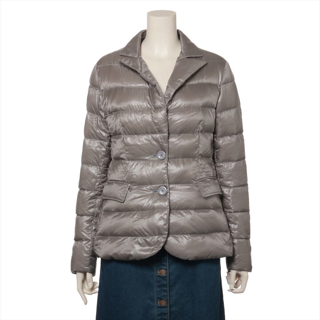 Herno Nylon Down jacket 42 Ladies: Herno Nylon Down jacket 42 Ladies Gray PI001784D Condition: Pre-owned Important Notes: ?Good : Used with a few stains and/or scratches. A3309823? Style: outer Outer Shell Material: Nylon Color: Gray <