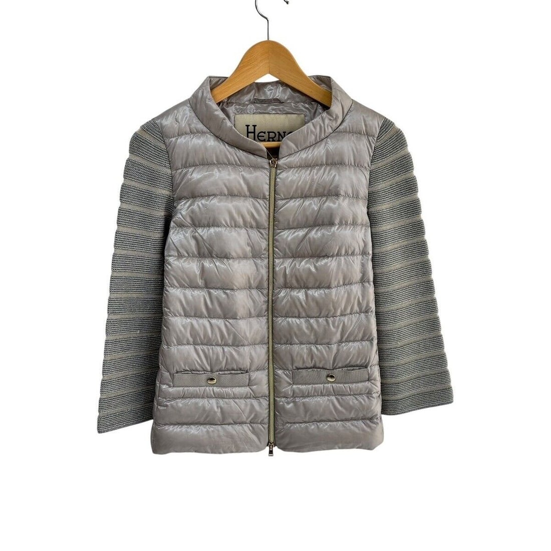 Auth HERNO - PI0457D--12017-9402 Gray Womens: Auth HERNO - PI0457D--12017-9402 Gray Womens Down Jacket Condition: Pre-owned Brand: HERNO Style: Down Jacket Color: Gray Outer Shell Material: Please see the photo of the quality tag Model Number