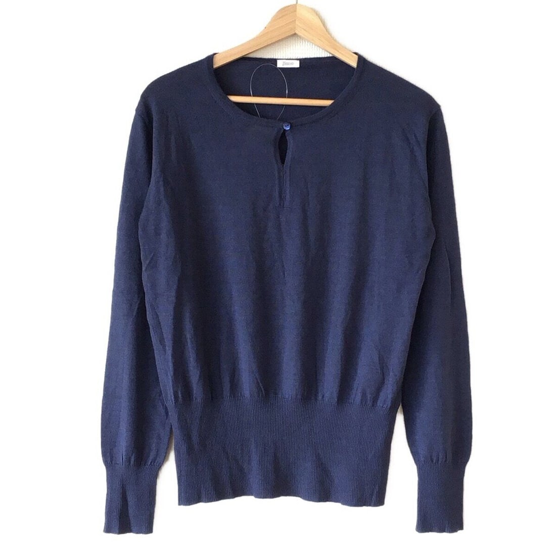 Auth HERNO - Navy Womens Sweater: Auth HERNO - Navy Womens Sweater Condition: Pre-owned Brand: HERNO Style: Sweater Color: Navy Material: Please see the photo of the quality tag ConditionRank: 6 Department: Womens <br