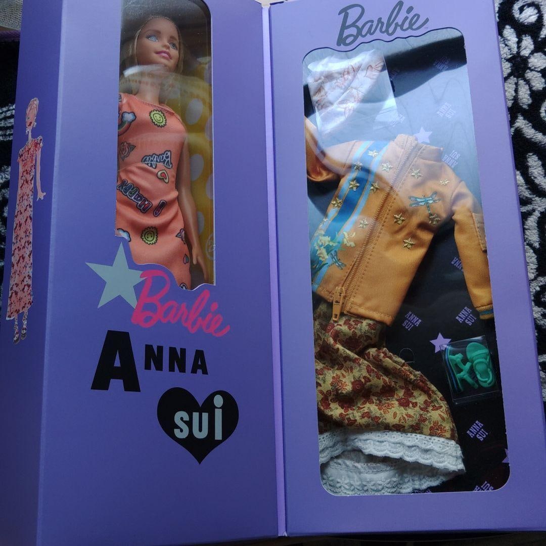 ANNA SUI x Barbie Doll Yellow: ANNA SUI x Barbie Doll Yellow 60th Anniversary Collaboration Doll Condition: New Character: Barbie Country/Region of Manufacture: Japan Original/Reproduction: Original Era/Year: 2002 Collection: M