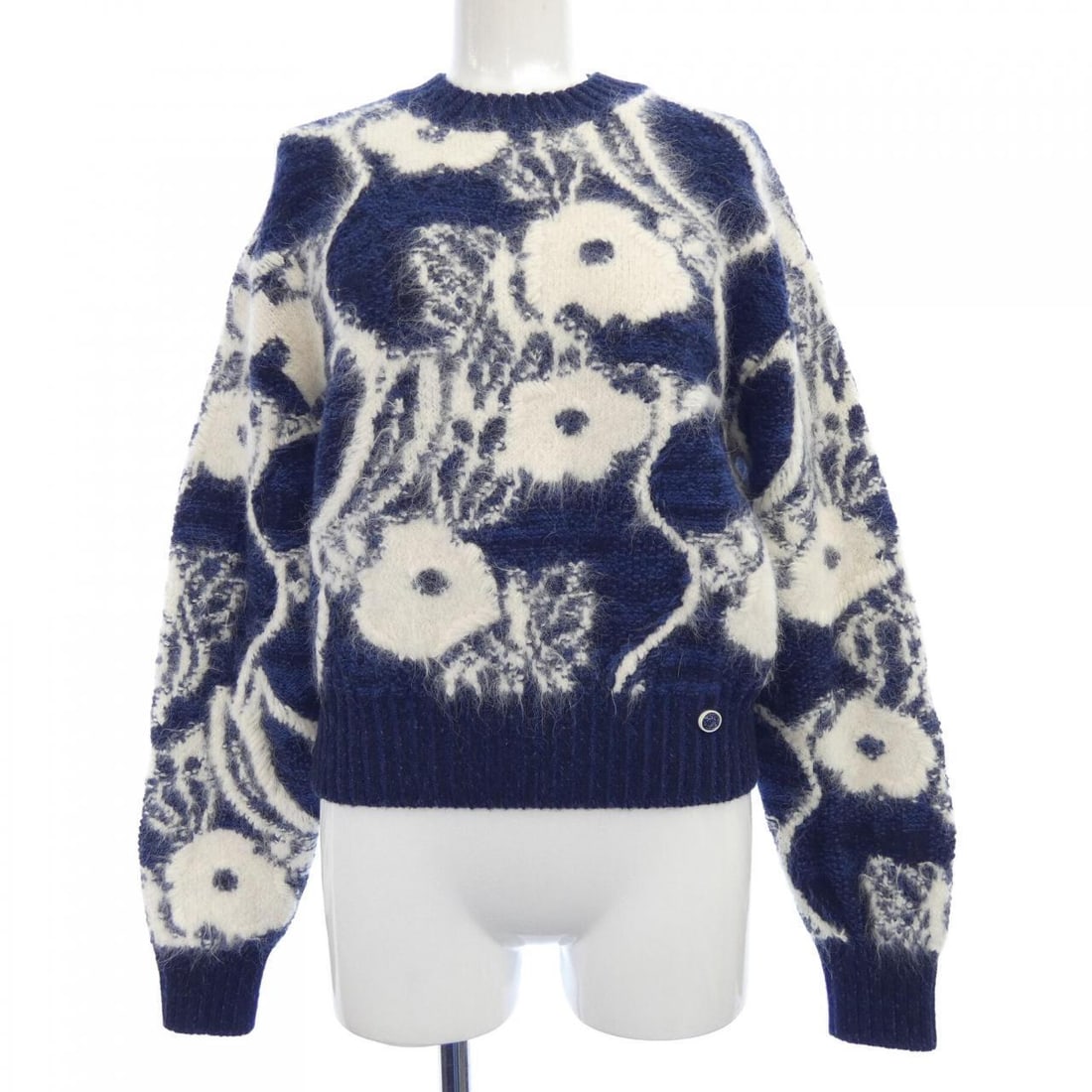 Authentic CHANEL Knitwear #241-003-709-0918: Authentic CHANEL Knitwear #241-003-709-0918 Condition: Pre-owned Brand: CHANEL Style: KNIT WEAR Color: Navy White Material: See Image Gender: Ladies Size: 34 Size Type: Regular